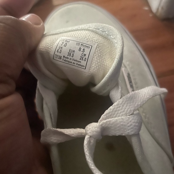 Light green vans - Picture 3 of 3